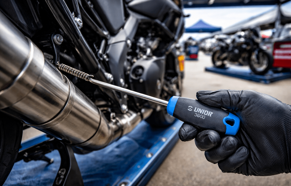 Herramienta que facilita la mecánica de motos