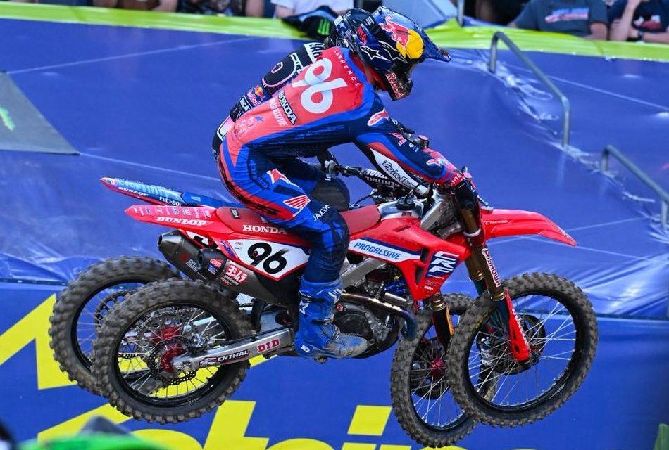 Lawrence gana en Denver, la final será cardíaca
